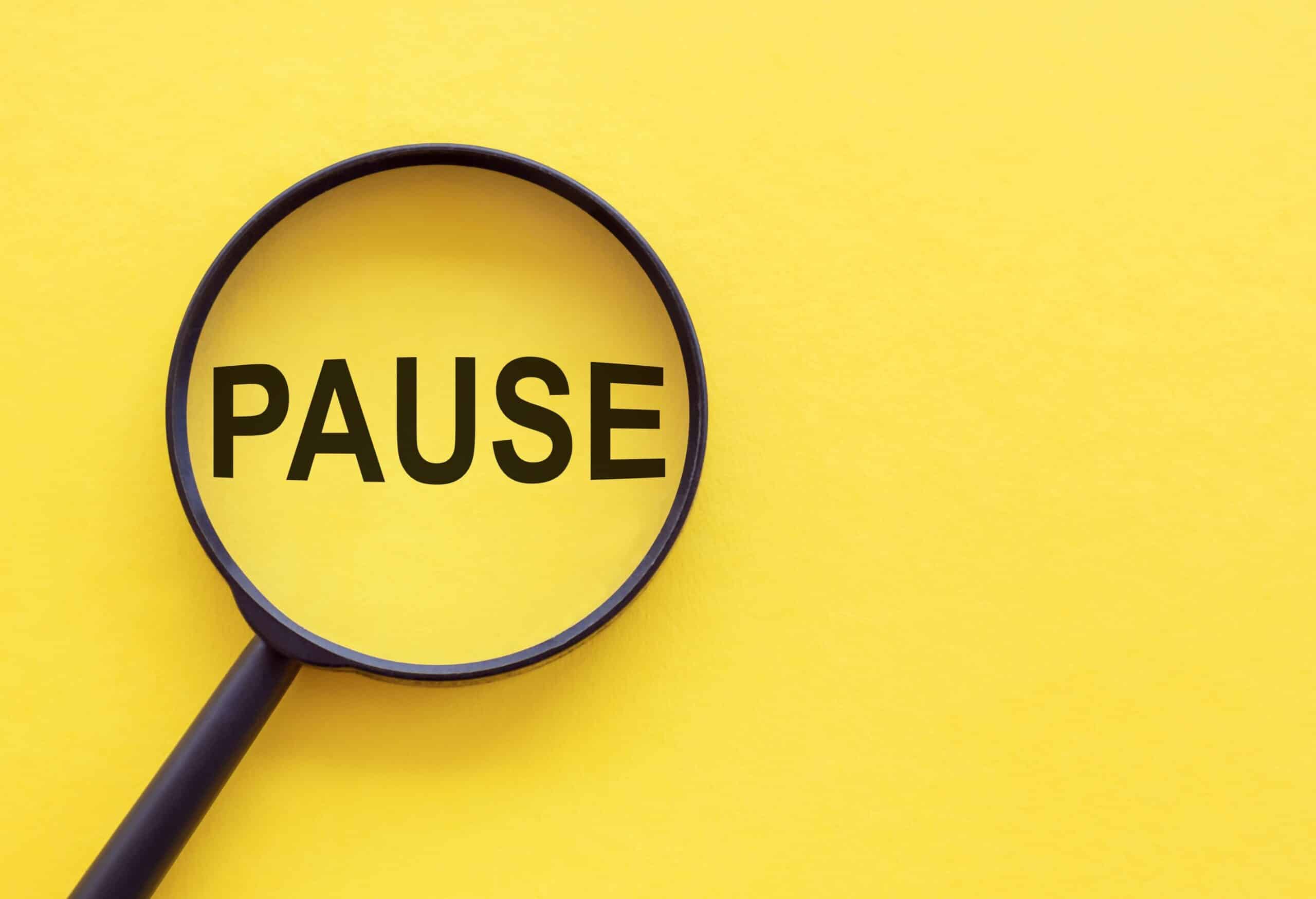 magnifying glass with the word pause