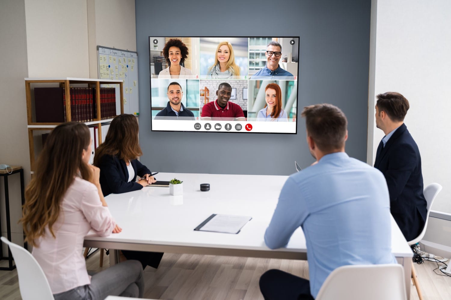 How to successfully plan and deliver a hybrid meeting or presentation
