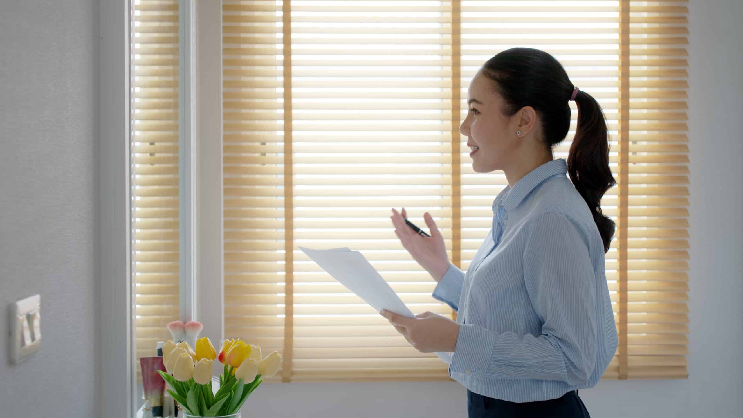 Woman-practising-presenting to reduce filler words